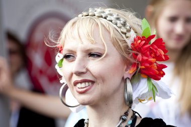 Varşova, Polonya, Eylül 8: tanımlanamayan karnaval dansçılar 15 pembe kurdele üzerine yürümek karşı meme kanseri 8 Eylül 2012 Varşova, Polonya.