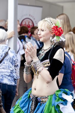 Varşova, Polonya, Eylül 8: tanımlanamayan karnaval dansçılar 15 pembe kurdele üzerine yürümek karşı meme kanseri 8 Eylül 2012 Varşova, Polonya.