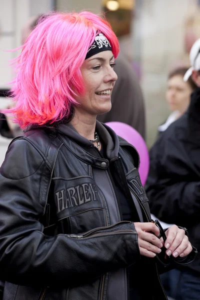 WARSAW, POLONIA, 8 settembre: Donna non identificata in motocicletta sulla 15esima Pink Ribbon Walk contro il cancro al seno 8 settembre 2012 a Varsavia, Polonia . — Foto Stock