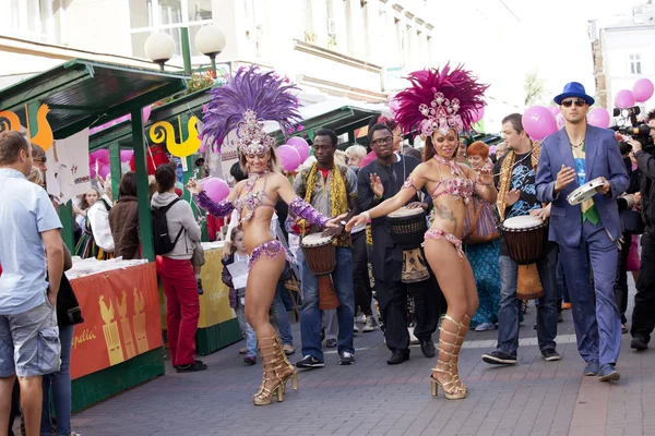 WARSAW, POLÓNIA, 8 de setembro: Dançarinos de carnaval não identificados no 15th Pink Ribbon Walk contra o câncer de mama, 8 de setembro de 2012, em Varsóvia, Polônia . — Fotografia de Stock