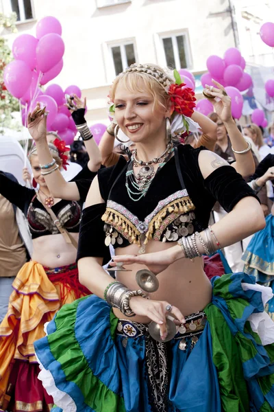 WARSAW, POLOGNE, 8 septembre : Des danseurs de carnaval non identifiés à la 15e Marche du ruban rose contre le cancer du sein 8 septembre 2012 à Varsovie, Pologne . — Photo