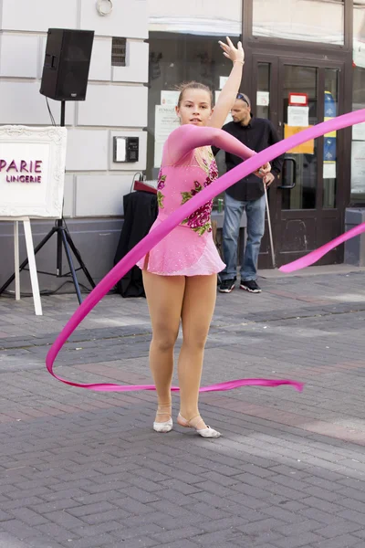 WARSAW, POLÓNIA, 8 de setembro: Rhythmic gymnastics show on the 15th Pink Ribbon Walk against the Breast Cancer 8 de setembro de 2012 em Varsóvia, Polônia . — Fotografia de Stock
