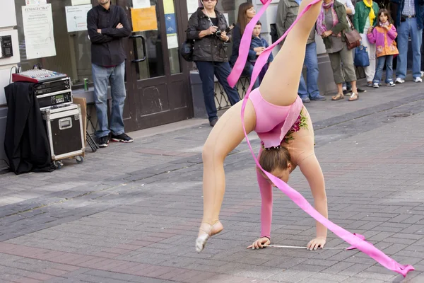 WARSAW, POLONIA, 8 settembre: Spettacolo di ginnastica ritmica sulla 15esima Pink Ribbon Walk contro il cancro al seno 8 settembre 2012 a Varsavia, Polonia . — Foto Stock