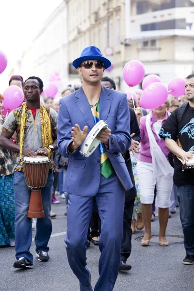 WARSAW, POLÓNIA, 8 de setembro: Dançarinos de carnaval não identificados no 15th Pink Ribbon Walk contra o câncer de mama, 8 de setembro de 2012, em Varsóvia, Polônia . — Fotografia de Stock