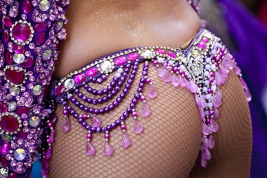 Varşova, Polonya, Eylül 8: tanımlanamayan karnaval dansçılar xv pembe kurdele yürüyüşe karşı meme kanseri 8 Eylül 2012, Varşova, Polonya.