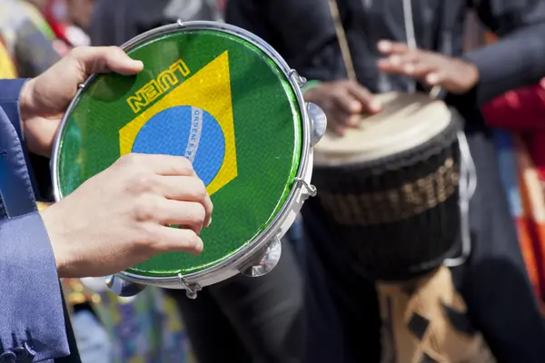 Warschau, Polen, 8 september: niet-geïdentificeerde carnaval dansers op de xv roze lint lopen tegen de kanker van de borst 8 september 2012 in Warschau, Polen. — Stockfoto