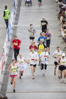 Varşova, Polonya, 30 Eylül: 34 üzerinde tanımlanamayan koşucular. Varşova maraton 30 Eylül 2012, Varşova, Polonya