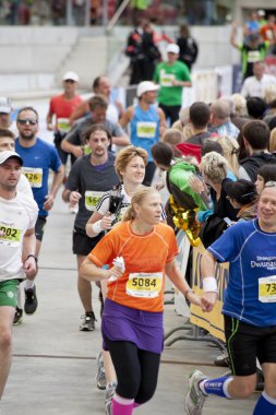 Varşova, Polonya, 30 Eylül: 34 üzerinde tanımlanamayan koşucular. Varşova maraton 30 Eylül 2012, Varşova, Polonya