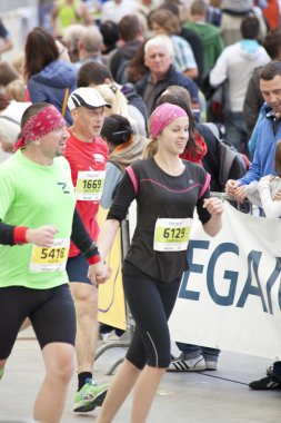 Varşova, Polonya, 30 Eylül: 34 üzerinde tanımlanamayan koşucular. Varşova maraton 30 Eylül 2012, Varşova, Polonya