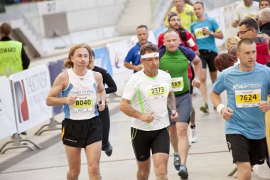 Varşova, Polonya, 30 Eylül: 34 üzerinde tanımlanamayan koşucular. Varşova maraton 30 Eylül 2012, Varşova, Polonya
