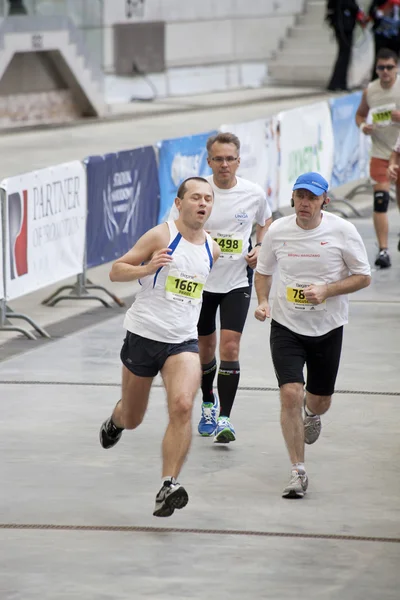 Varsóvia, Polônia, 30 de setembro: Corredores não identificados em 34. Maratona de Varsóvia em 30 de setembro de 2012, Varsóvia, Polônia — Fotografia de Stock