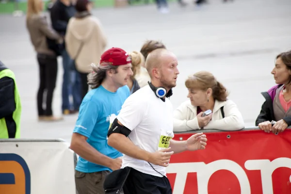 Varsavia, Polonia, 30 settembre: corridori non identificati sulla 34. Maratona di Varsavia il 30 settembre 2012, Varsavia, Polonia — Foto Stock