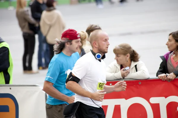 Varšava, Polsko, 30. září: neznámí běžci na 34. varšavský maraton na 30 září 2012, Varšava, Polsko — Stock fotografie