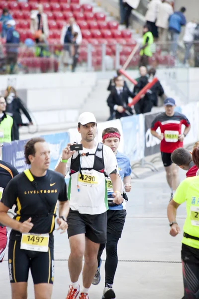 Varšava, Polsko, 30. září: neznámí běžci na 34. varšavský maraton na 30 září 2012, Varšava, Polsko — Stock fotografie