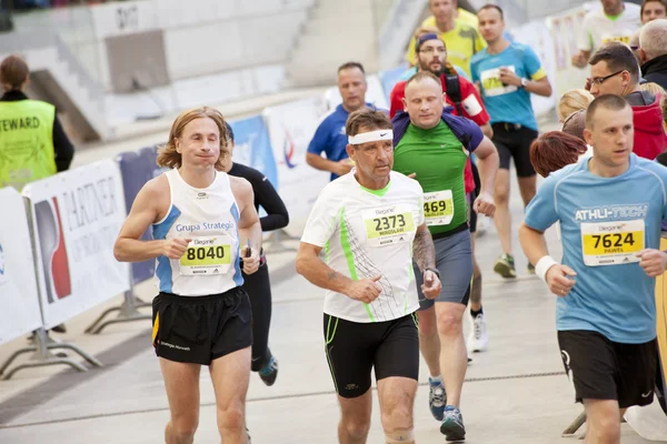 Varšava, Polsko, 30. září: neznámí běžci na 34. varšavský maraton na 30 září 2012, Varšava, Polsko — Stock fotografie