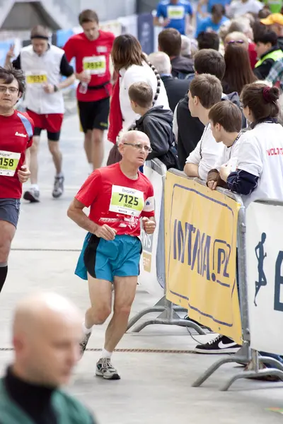 Varšava, Polsko, 30. září: neznámí běžci na 34. varšavský maraton na 30 září 2012, Varšava, Polsko — Stock fotografie