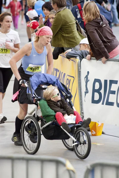 Varšava, Polsko, 30. září: neznámí běžci na 34. varšavský maraton na 30 září 2012, Varšava, Polsko — Stock fotografie