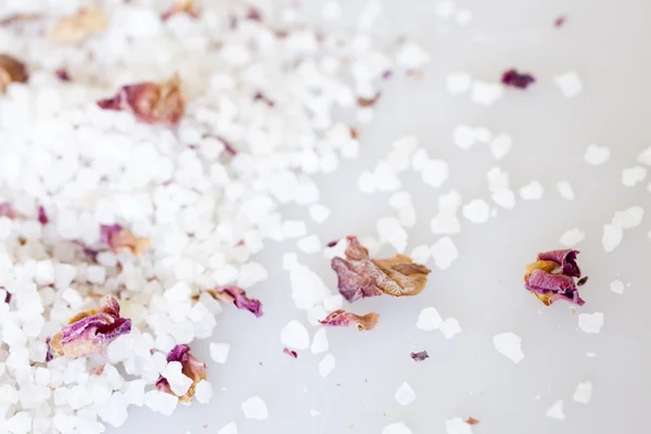 Sól do kąpieli z płatkami róż — Zdjęcie stockowe