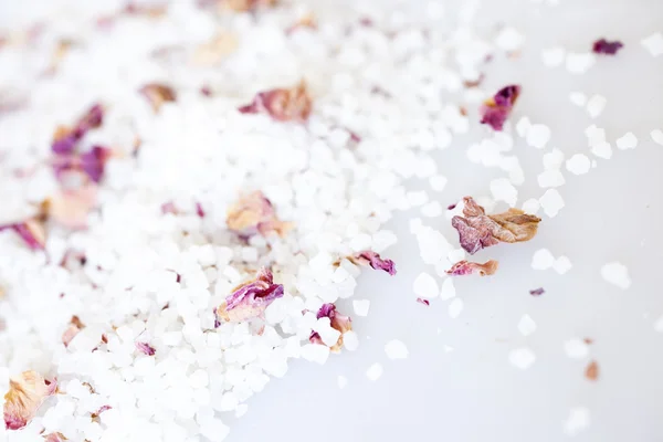 Sól do kąpieli z płatkami róż — Zdjęcie stockowe
