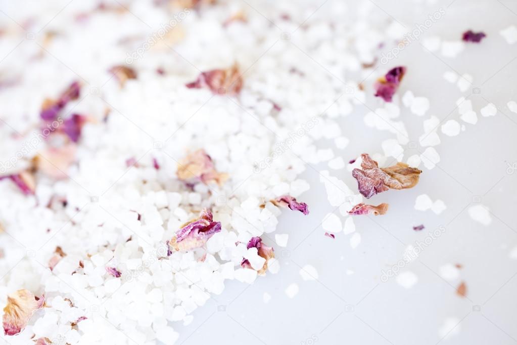 Bath salt with rose petals