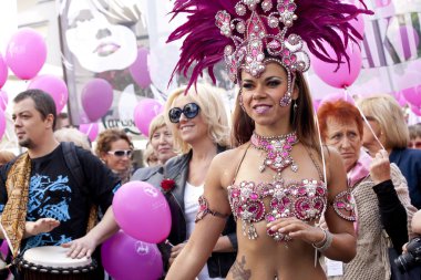 Varşova, Polonya, Ağustos 26: tanımlanamayan karnaval dansçı resmi geçit Varşova çok kültürlü sokak resmi geçit üzerinde Ağustos 26, 2012 yılında Varşova, Polonya.