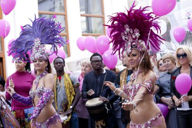 Varşova, Polonya, Ağustos 26: tanımlanamayan karnaval dansçı resmi geçit Varşova çok kültürlü sokak resmi geçit üzerinde Ağustos 26, 2012 yılında Varşova, Polonya.