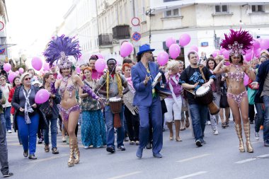 Varşova, Polonya, Ağustos 26: tanımlanamayan karnaval dansçı resmi geçit Varşova çok kültürlü sokak resmi geçit üzerinde Ağustos 26, 2012 yılında Varşova, Polonya.