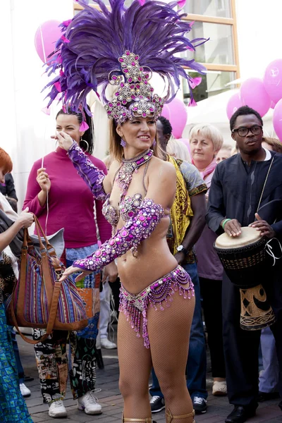 WARSAW, POLAND, AUGUST 26: Unidentified Carnival dancer on the parade on Warsaw Multicultural Street Parade on August 26, 2012 in Warsaw, Poland. — Stock Photo, Image