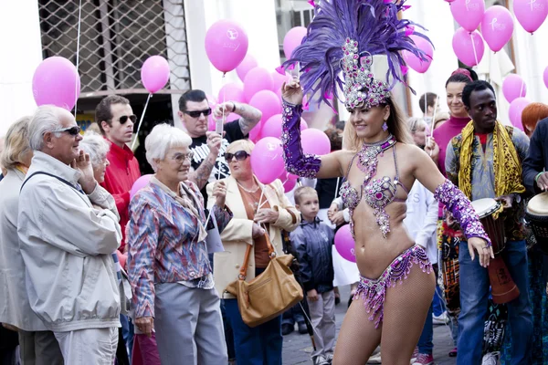 WARSAW, POLAND, AUGUST 26: Unidentified Carnival dancer on the parade on Warsaw Multicultural Street Parade on August 26, 2012 in Warsaw, Poland. — Stock Photo, Image