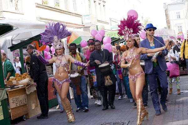 ADVERTÊNCIA, POLÓNIA, 26 DE AGOSTO: Dançarino de carnaval não identificado no desfile de Varsóvia Multicultural Street Parade em 26 de agosto de 2012 em Varsóvia, Polônia . — Fotografia de Stock