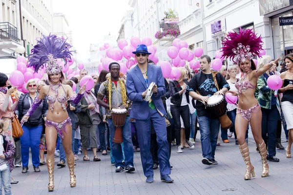Augusztus 26, Varsó, Lengyelország: azonosítatlan karnevál táncos a felvonulás a Varsói multikulturális utcai felvonulás-augusztus 26-án 2012-ben Varsó, Lengyelország. — Stock Fotó