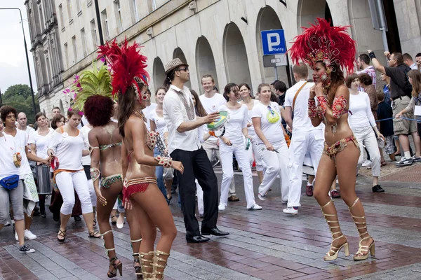 ADVERTÊNCIA, POLÓNIA, 26 DE AGOSTO: Dançarino de carnaval não identificado no desfile de Varsóvia Multicultural Street Parade em 26 de agosto de 2012 em Varsóvia, Polônia . — Fotografia de Stock