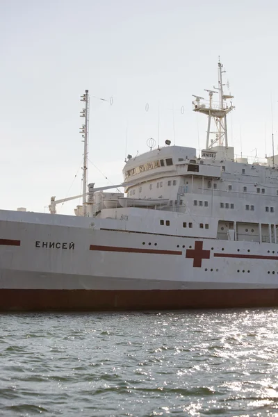 Swimming hospital anchored in the bay of Sevastopol — Stock Photo, Image