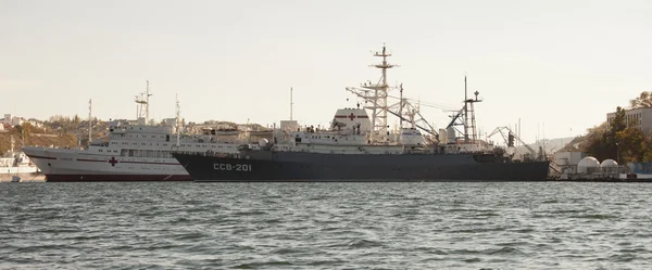 Hospital de natación anclado en la bahía de Sebastopol — Foto de Stock