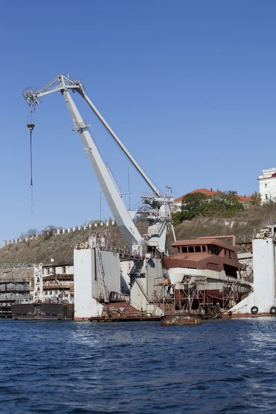 SEVASTOPOL, UKRAINE - OCTOBER 25 , 2012: Port crone in the bay of Sevastopol, Crimea, Ukraine on 25 October 2012 — Stock Photo, Image