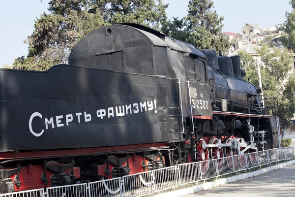 SEVASTOPOL, UKRAINE - OCTOBER 27 , 2012: Locomotive with inscription "Smiert Fashysmu"- "No Fascism", railway station,  Crimea, Ukraine on 27 October 2012 — Stock Photo, Image