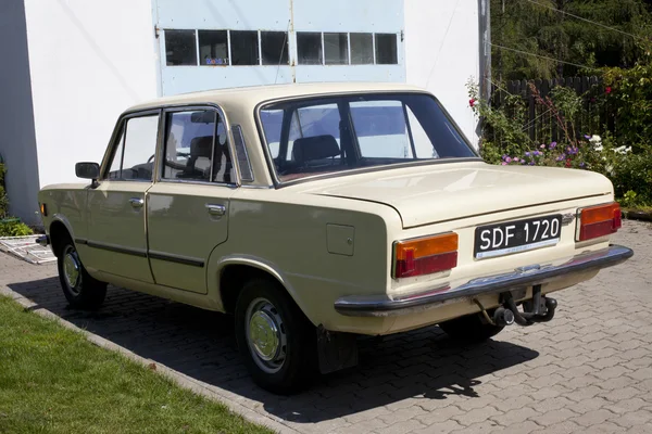 WARSAW - 25 de agosto: Antiguo coche polaco "Fiat 125p" en motobazaar. 25 de agosto de 2013 en Varsovia, Polonia . — Foto de Stock