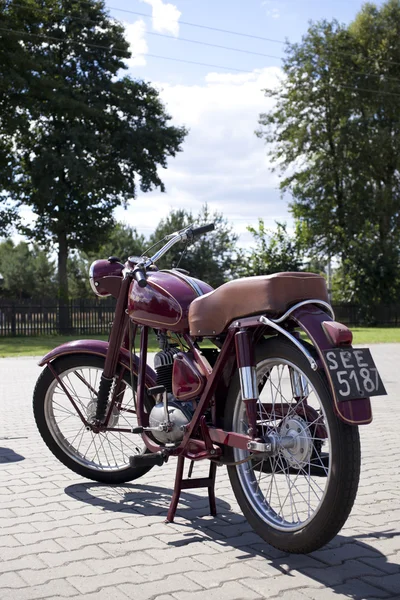 WARSAW - 25 de agosto: Motocicleta antigua "Jawa" en motobazaar. 25 de agosto de 2013 en Varsovia, Polonia . — Foto de Stock