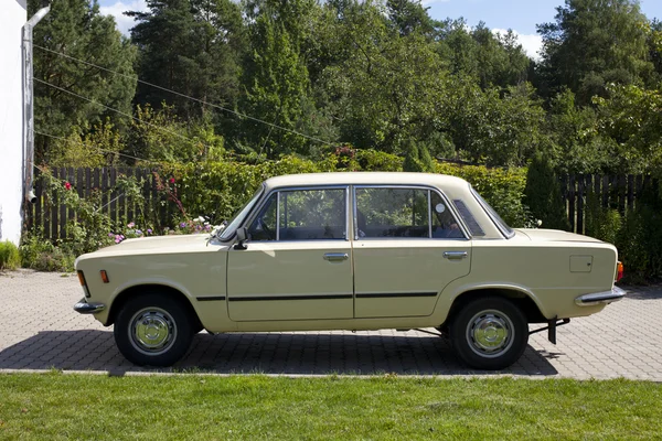 WARSAW - 25 de agosto: Antiguo coche polaco "Fiat 125p" en motobazaar. 25 de agosto de 2013 en Varsovia, Polonia . — Foto de Stock