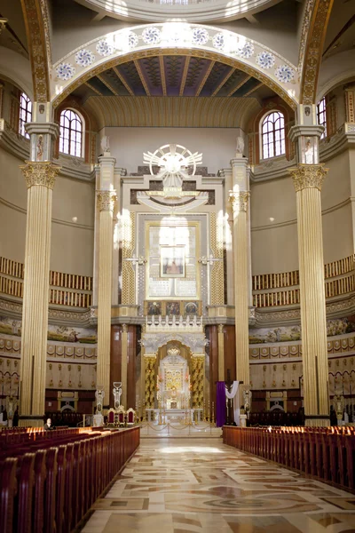 Lichen, Polônia mar 17: Interior do Santuário de Nossa Senhora em Lichen - Polônia. A maior igreja da Polônia. 17 de março de 2012, Lichen Poland — Fotografia de Stock