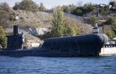 Akyar, Ukrayna - ö. 25 Ekim 2012: Rus denizaltısı demirlemiş Körfezi Sivastopol, Kırım, Ukrayna 25 Ekim 2012 tarihinde