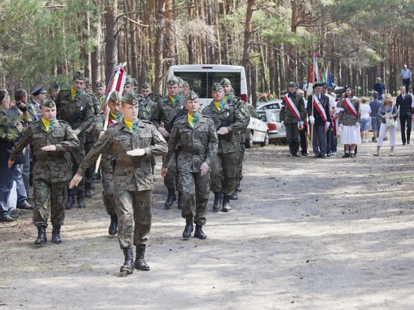 Jerzyska, Polen, september 18: oidentifierade soldater på utomhus årsdagen mass-plats där ak soldater var shooten, 18 september, 2013 i jerzyska, Polen. — Stockfoto