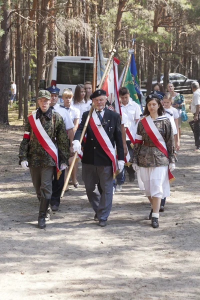 Jerzyska, Polonia, 18 de septiembre: Soldados no identificados en la misa de aniversario al aire libre donde dispararon a los soldados de AK, 18 de septiembre de 2013 en Jerzyska, Polonia . —  Fotos de Stock