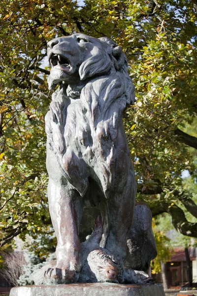 ODESSA, UKRAINE - NOVEMBER 4: Statue of hunted lion in the city park on November 4, 2012 in Odessa, Ukraine. — Stock Photo, Image
