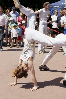 Varşova, Polonya, Haziran 8: tanımlanamayan capoeira sporcu XII Brezilyalı festival 8 Haziran 2014 yılında Varşova, Polonya.