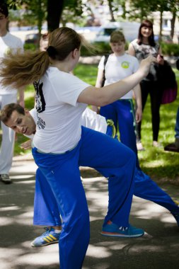 Varşova, Polonya, Haziran 8: tanımlanamayan capoeira sporcu XII Brezilyalı festival 8 Haziran 2014 yılında Varşova, Polonya.
