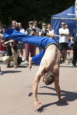 Varşova, Polonya, Haziran 8: tanımlanamayan capoeira sporcu XII Brezilyalı festival 8 Haziran 2014 yılında Varşova, Polonya.