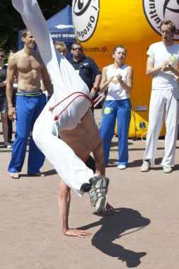 Varşova, Polonya, Haziran 8: tanımlanamayan capoeira sporcu XII Brezilyalı festival 8 Haziran 2014 yılında Varşova, Polonya.