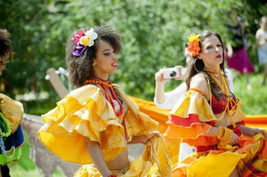 Varşova, Polonya, Haziran 8: tanımlanamayan karnaval dansçı sahne XII Brezilya Festivali üzerinde 8 Haziran 2014 yılında Varşova, Polonya.