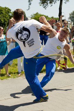 Varşova, Polonya, Haziran 8: tanımlanamayan capoeira sporcu XII Brezilyalı festival 8 Haziran 2014 yılında Varşova, Polonya.